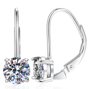 Gros plan détaillé des boucles d'oreilles classiques à quatre griffes en argent.
