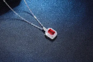 Collier en argent avec pendentif de pierre précieuse carrée rouge et zircons brillants.