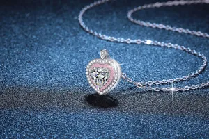 Vue détaillée du collier pendentif cœur double halo étincelant avec des pierres roses et blanches.