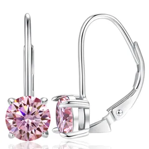 Vue détaillée de boucles d'oreilles en argent S925 avec moissanite rose et serti quatre griffes.