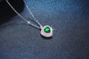 Collier pendentif coeur vert en argent sterling 925 avec zircone cubique scintillante.