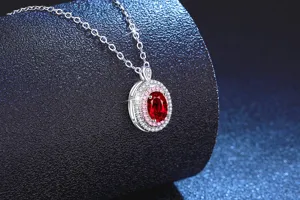 Collier pendentif halo en argent S925 avec pierre précieuse rouge, bijou rubis ovale.