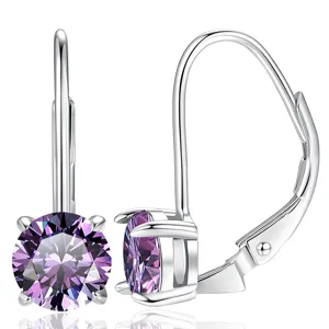 Gros plan sur les boucles d'oreilles argent et moissanite violette avec le serti.