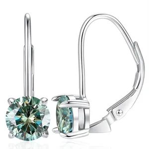 Détail de boucles d'oreilles en argent sterling moissanite, serti quatre griffes chic.