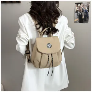 Vue détaillée d'un mini sac à dos décontracté pour femme style coréen, beige uni avec rabat.