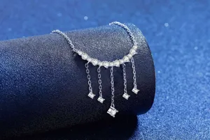 Elegante S925 Silber Moissanit Quaste Lächeln Halskette, glänzender Luxus Schmuck für Damen.