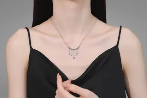 Elegante Sterling Silber Moissanit Quaste Lächeln Halskette Damen Schmuck Detailaufnahme
