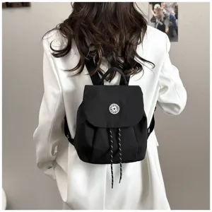 Détail de la vue arrière d'un mini sac à dos noir, design élégant et imperméable.