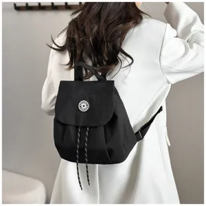 Petit sac à dos noir pour femme style coréen, design minimaliste et léger, vue détaillée.