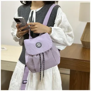Mini sac à dos décontracté style coréen pour femme, léger et imperméable, en lilas clair, détail.