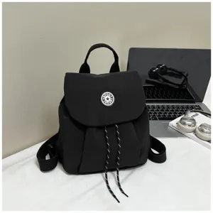 Vue détaillée du mini sac à dos noir, style décontracté, design compact et imperméable.