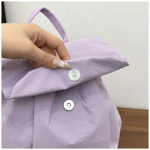 Détail de mini sac à dos décontracté style coréen, nylon imperméable violet clair.