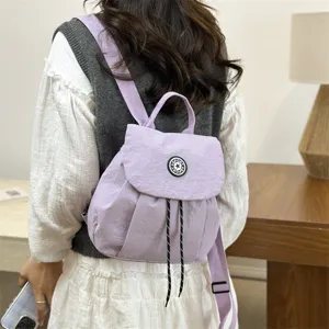 Petit sac à dos minimaliste pour femme style coréen, léger, couleur unie et pratique au quotidien.