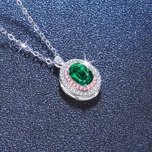 Collier en argent sterling S925 avec pendentif ovale vert et double entourage de pierres.