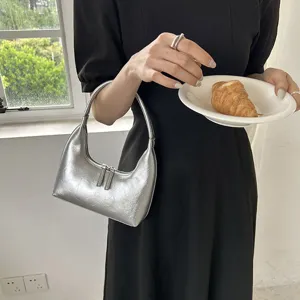 Borsa a spalla argento a mezzaluna, elegante borsa hobo metallica per donna moderna.