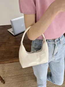 Vista di dettaglio della elegante borsa hobo in ecopelle verniciata di alta qualita.