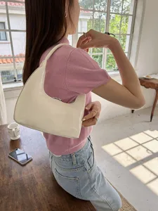 Vista dettagliata della borsa a mezzaluna bianca, borsa a spalla versatile stile estivo.
