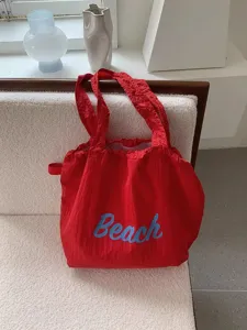 Rode nylon schoudertas shopper met trekkoord en blauwe Beach opdruk voor dagelijks gebruik.