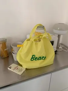 Casual gele canvas trekkoord schoudertas met groene letterprint voor dagelijks gebruik.