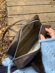 Detailansicht der retro dunkelbraunen Damentasche, große Kapazität Schultertasche Innenraum.
