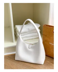 Borsa a spalla hobo bianca minimalista, borsa dumpling in pelle morbida con zip liscia.
