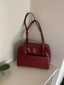 Detailansicht der dunkelroten Retro-Lederschultertasche, zeigt hochwertige Textur.