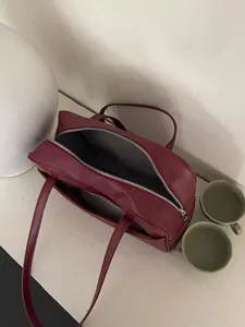 Detailansicht der burgunderroten Leder Umhängetasche mit Reißverschluss und Innenfutter