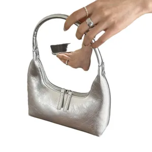 Elegante borsa a tracolla a mezzaluna metallizzata argentata da donna, stile chic francese.