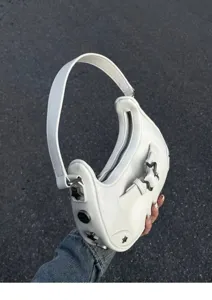 Weiße Achseltasche Detailansicht, mit trendiger Sternen-Hardware und modischem Design.