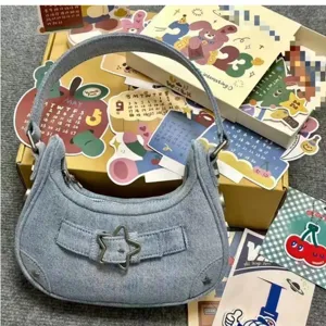 Modische helle blaue Jeans Schultertasche fuer Damen, stylische Sternschnalle Y2K Hobo Tasche neu.