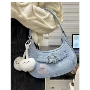 Modische Damen Jeans Schultertasche mit Stern Schnalle und Pluesch Anhaenger fuer Y2K Stil.