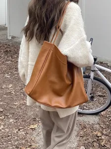 Vintage large capacity tote bag for women, soft leather casual shoulder bag for daily use.
