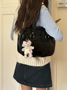 Borsa tote uniforme JK giapponese in pelle PU nera con ciondolo di peluche carino.