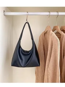 Borsa hobo minimalista in pelle nera, versatile borsa a spalla morbida per uso quotidiano chic.