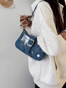 Λεπτομέρεια τσάντας ώμου από denim Y2K με κέντημα αστεριών και μεταλλική αγκάστρα chic.