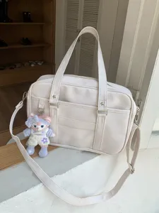Dettaglio borsa a tracolla uniforme JK giapponese bianca, borsa tote con ciondolo in peluche carino.