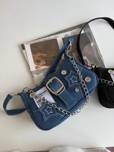 Τσάντα ώμου denim Y2K με αστέρια, μεταλλική αλυσίδα και αγκράφα. Λεπτομέρεια προϊόντος.