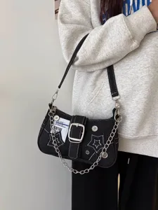 Λεπτομερής όψη γυναικείας τσάντας ώμου denim Y2K σε μαύρο με αλυσίδα, αγκράφα και κέντημα.