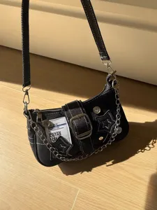 Λεπτομέρεια τσάντας ώμου denim Y2K με υφασμάτινο patch αστεριού και μεταλλική αλυσίδα.