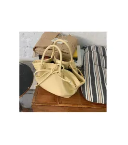 Stiloso borsa a secchiello gialla in pelle PU con fiocco e doppi manici da donna.