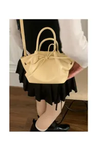 Vista dettagliata della borsa da donna gialla stile coreano alla moda con grazioso fiocco.
