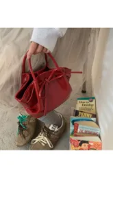 Borsa a secchiello in pelle lucida rossa con fiocco, elegante borsa da donna in stile coreano chic.