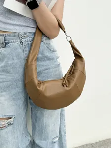 Nahaufnahme einer stilvollen braunen PU-Leder Hobo Tasche mit knoten Detail und Kette.