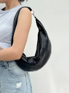 Detailansicht der stylischen schwarzen Leder Croissant Schultertasche mit modernem Design.