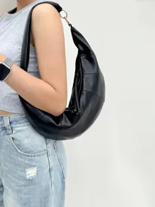 Schlichte schwarze Leder-Crescent-Schultertasche, schickes Croissant-Design für den Alltag.