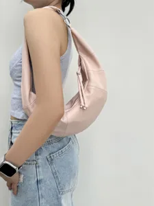 Detailaufnahme einer stilvollen rosa Mondsichel-Umhängetasche, trendige Hobo-Dutt-Tasche.