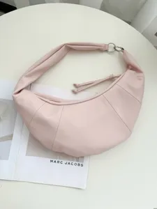 Modische rosa Leder Croissant Schultertasche, minimalistisches Halbmond Design für Damen.