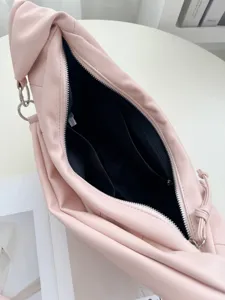 Detailansicht der stylischen rosafarbenen PU Leder Unterarm Knödel Tasche Innenstruktur.