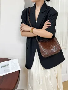 Stylish women's woven leather crossbody bag, elegant single shoulder bucket handbag daily use.