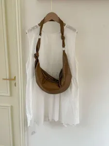 Braune Leder Croissant Umhaengetasche, stylische Achsel Dumpling Handtasche mit modischem Design.